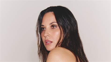 munn nude|Olivia Munn proudly shows breast cancer scar in topless photo。